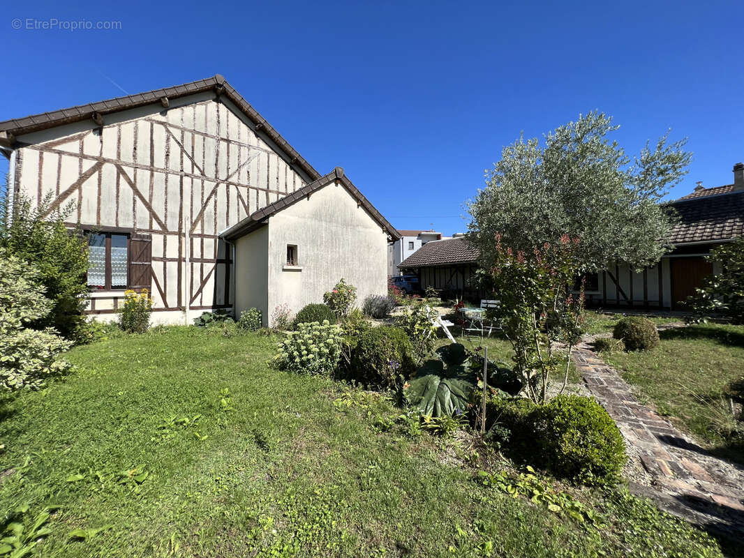 Maison à PONT-SAINTE-MARIE