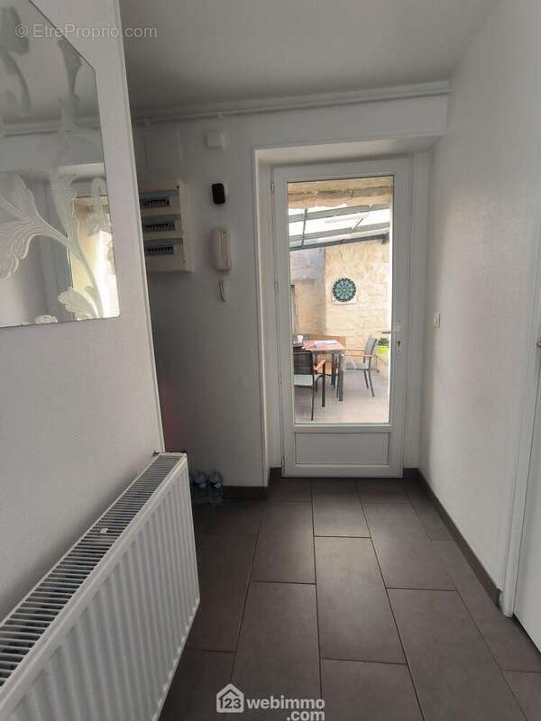 En rez-de-jardin l&#039;entrée avec rangement nous mène sur ... - Maison à COURCELLES-SUR-VESLES