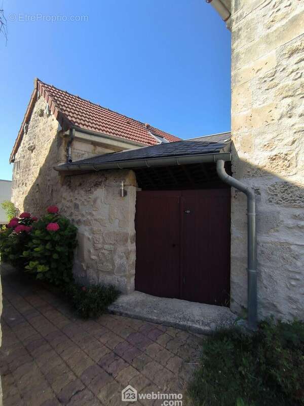Entrons découvrir cette habitation en cours fermée - Maison à COURCELLES-SUR-VESLES