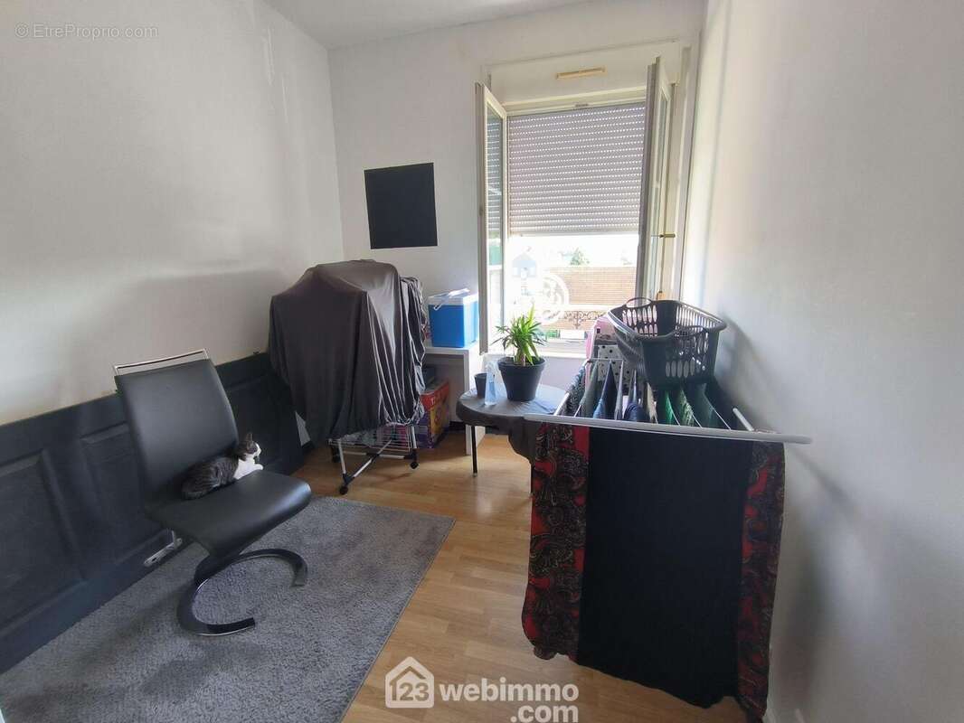 La deuxième chambre avec rangement - Appartement à SOISSONS