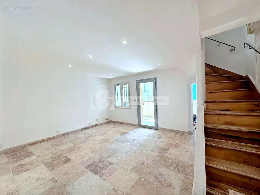 Maison à FONTVIEILLE