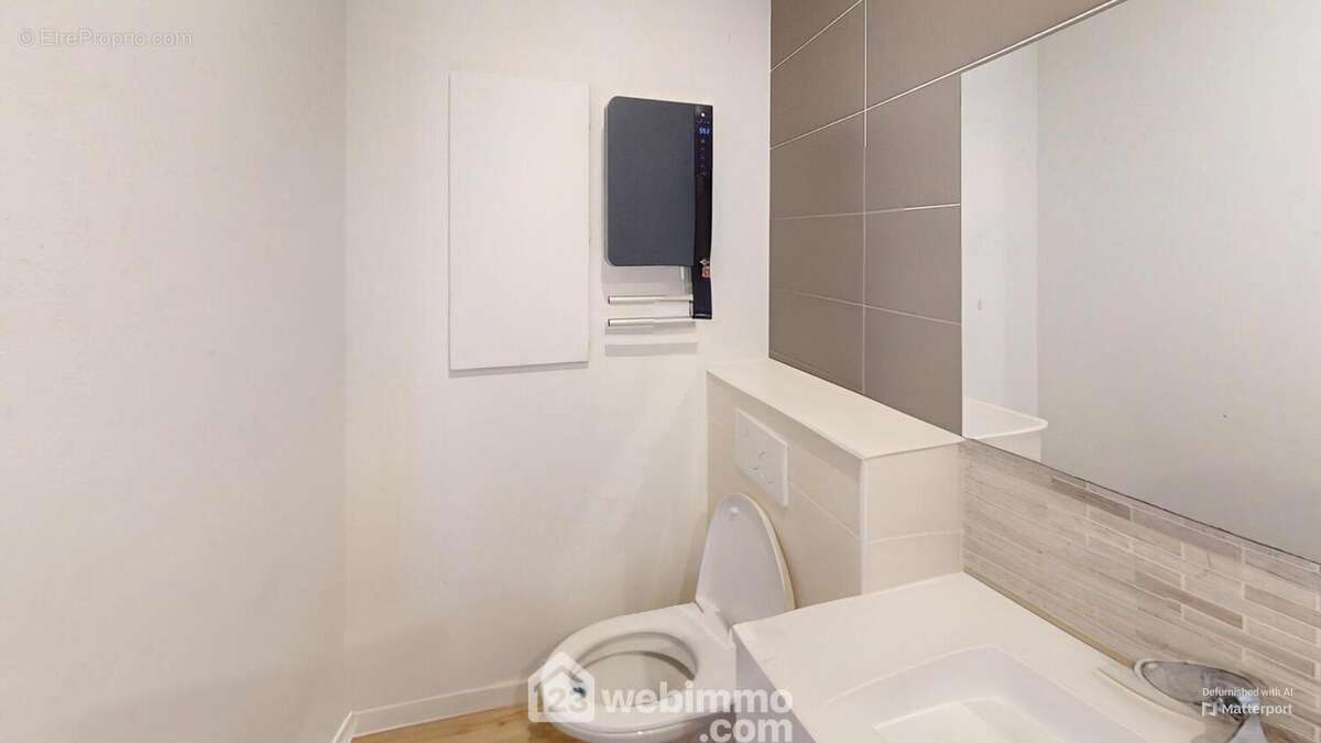 Salle de douche avec WC. - Maison à TALMONT-SAINT-HILAIRE