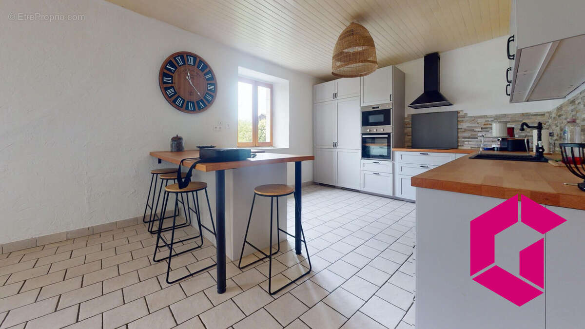 Maison à ROCHE-EN-REGNIER