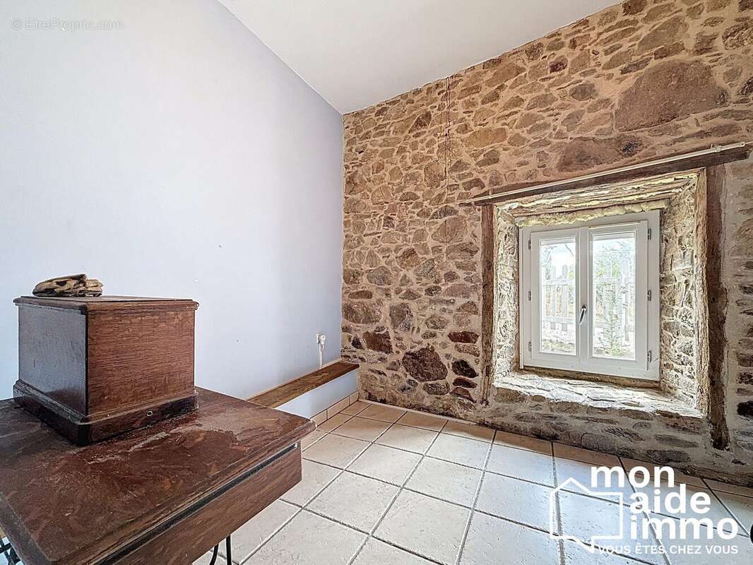 Maison à SAINT-PIERRE-DE-FRUGIE