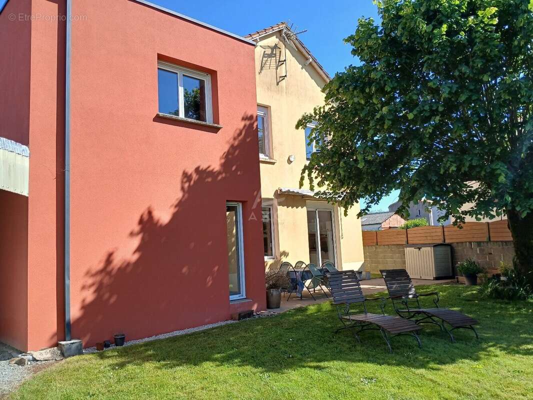 Maison à LES LANDES-GENUSSON