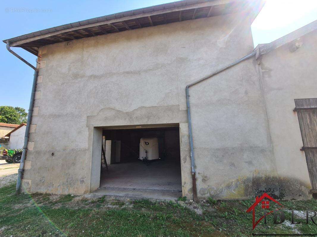 Parking à DOULEVANT-LE-CHATEAU