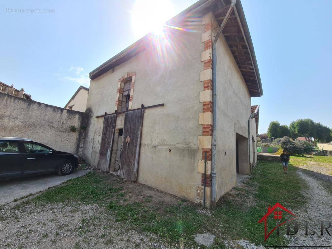 Parking à DOULEVANT-LE-CHATEAU