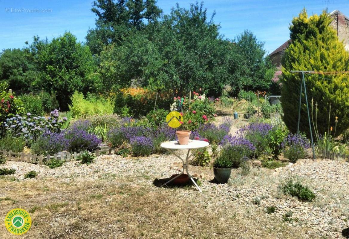 Maison à SAINT-JULIEN-LA-GENETE