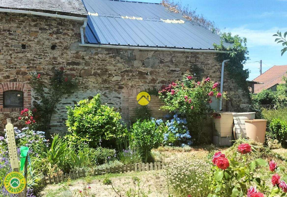 Maison à SAINT-JULIEN-LA-GENETE