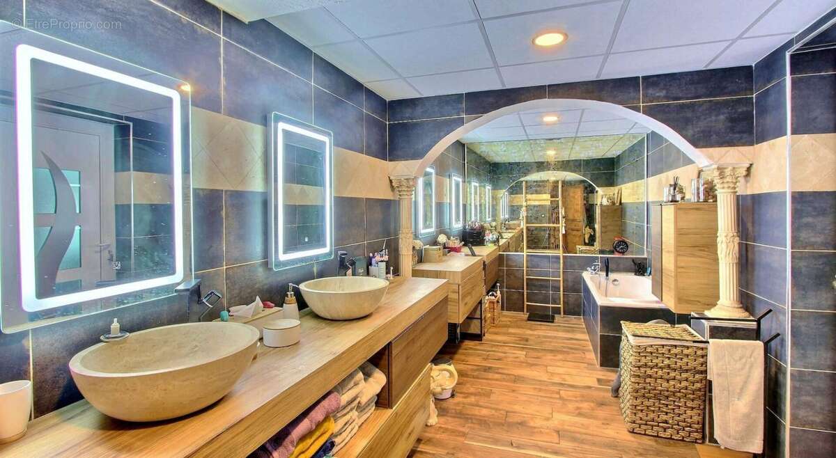 Maison à LES MAYONS