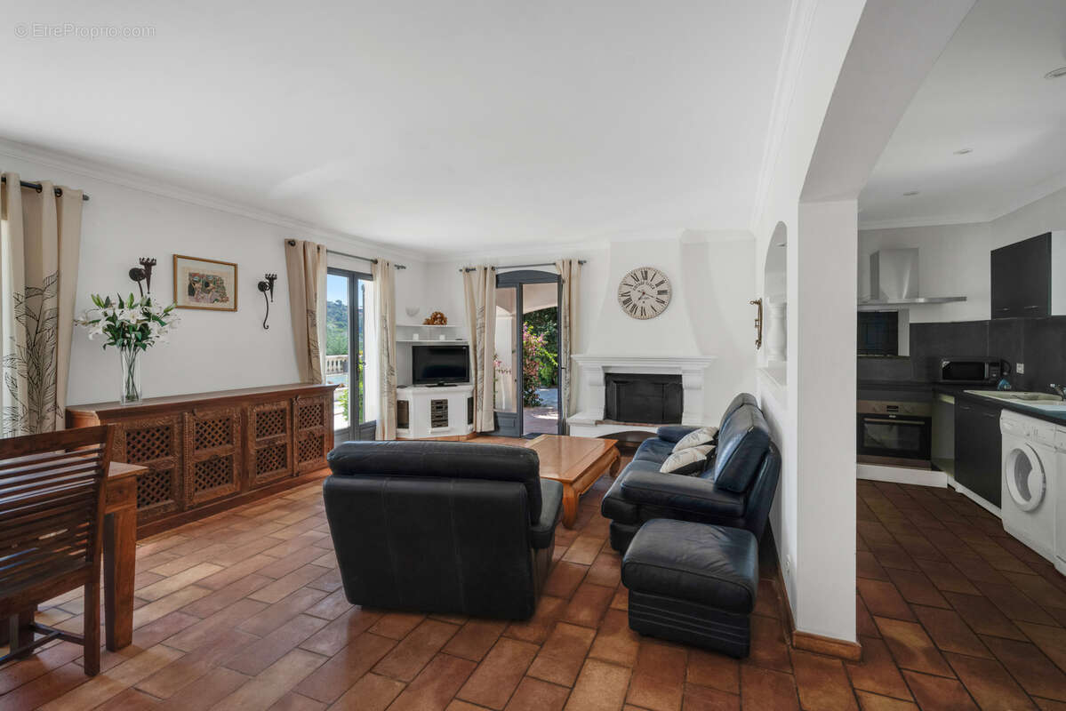 Maison à ROQUEBRUNE-SUR-ARGENS