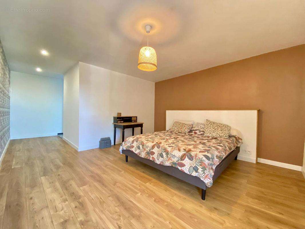 Maison à BAGE-LE-CHATEL