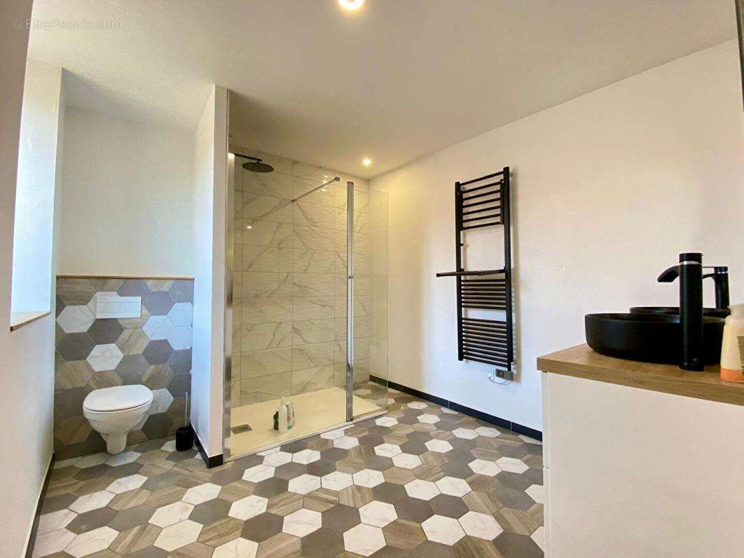 Maison à BAGE-LE-CHATEL