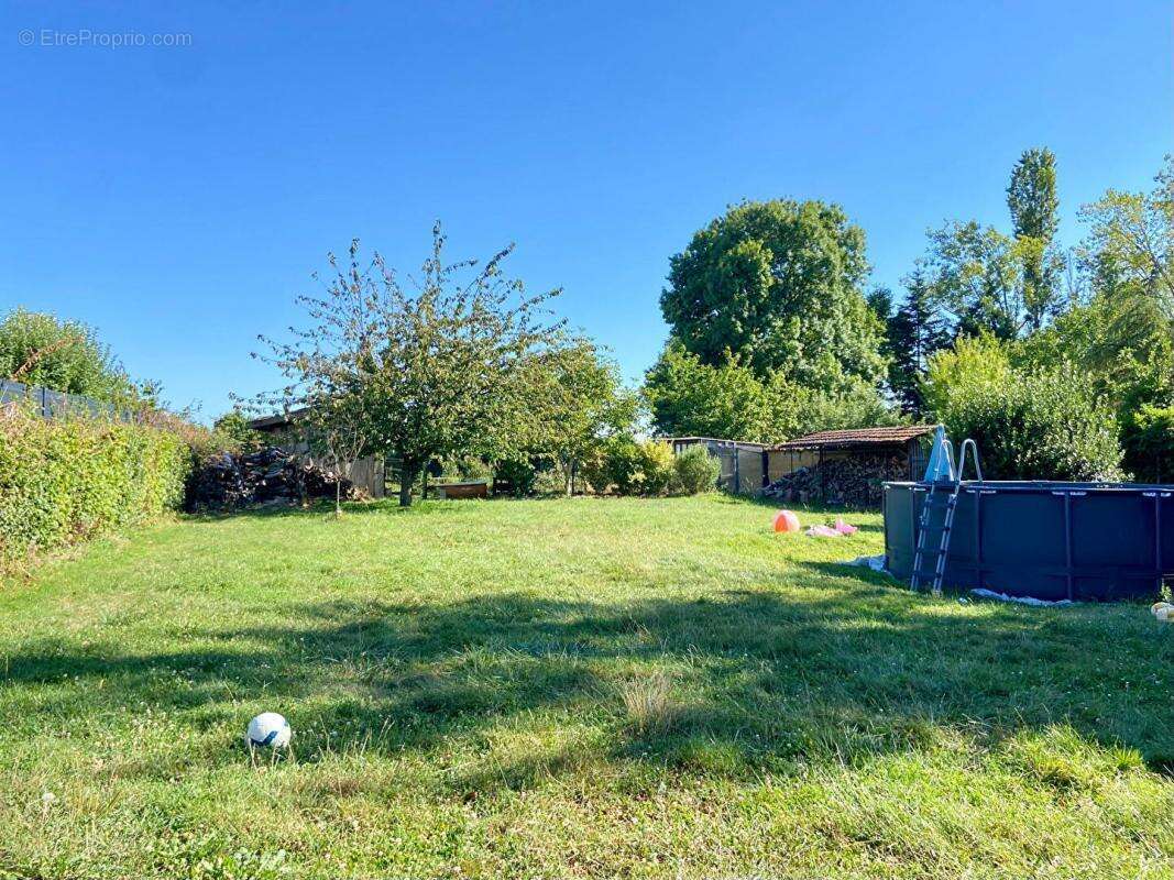 Maison à BAGE-LE-CHATEL