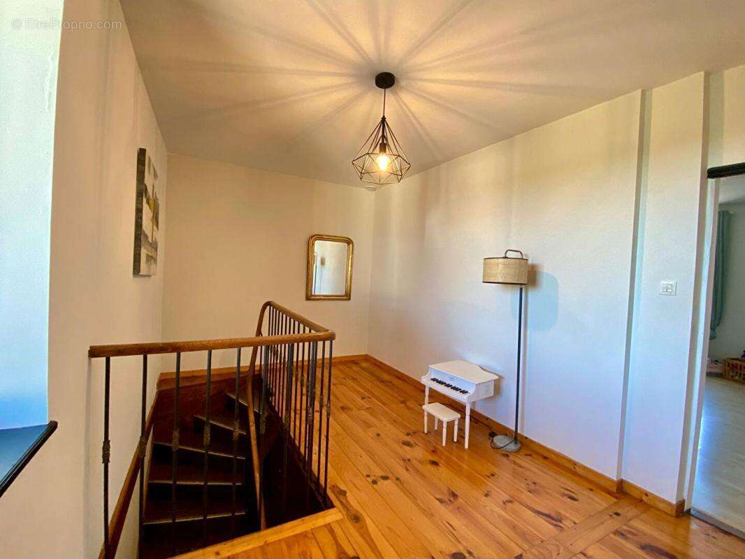 Maison à BAGE-LE-CHATEL