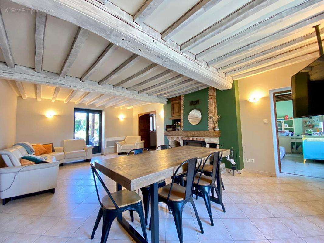 Maison à BAGE-LE-CHATEL