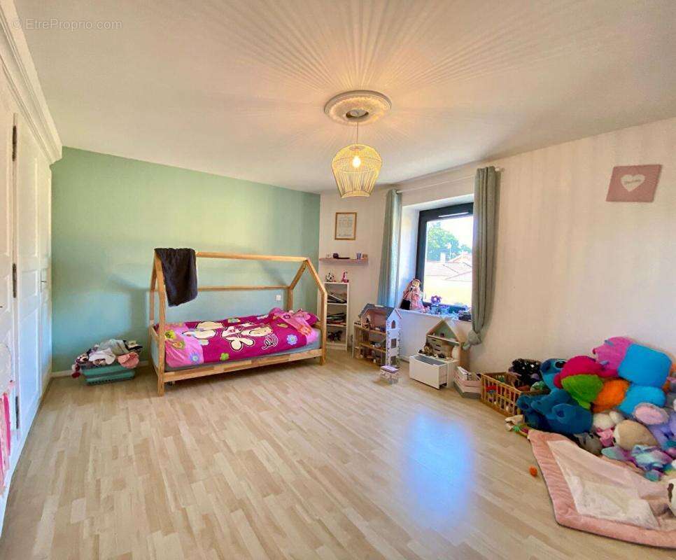 Maison à BAGE-LE-CHATEL