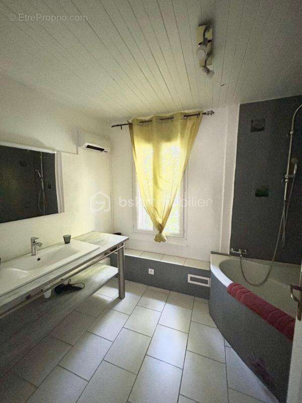 Maison à SAINT-JULIEN-DE-PEYROLAS