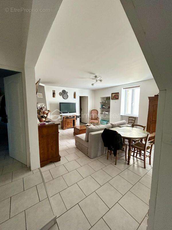 Maison à SAINT-JULIEN-DE-PEYROLAS