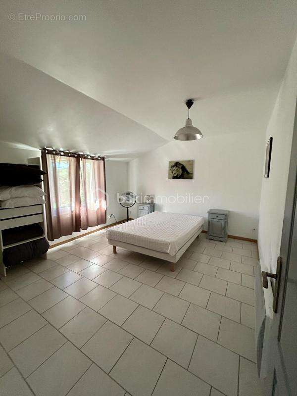 Maison à SAINT-JULIEN-DE-PEYROLAS