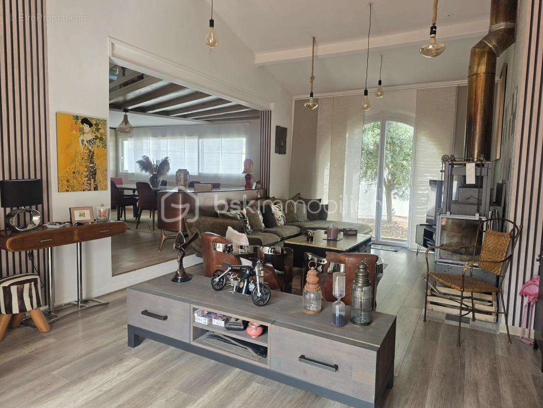 Maison à VIC-LA-GARDIOLE