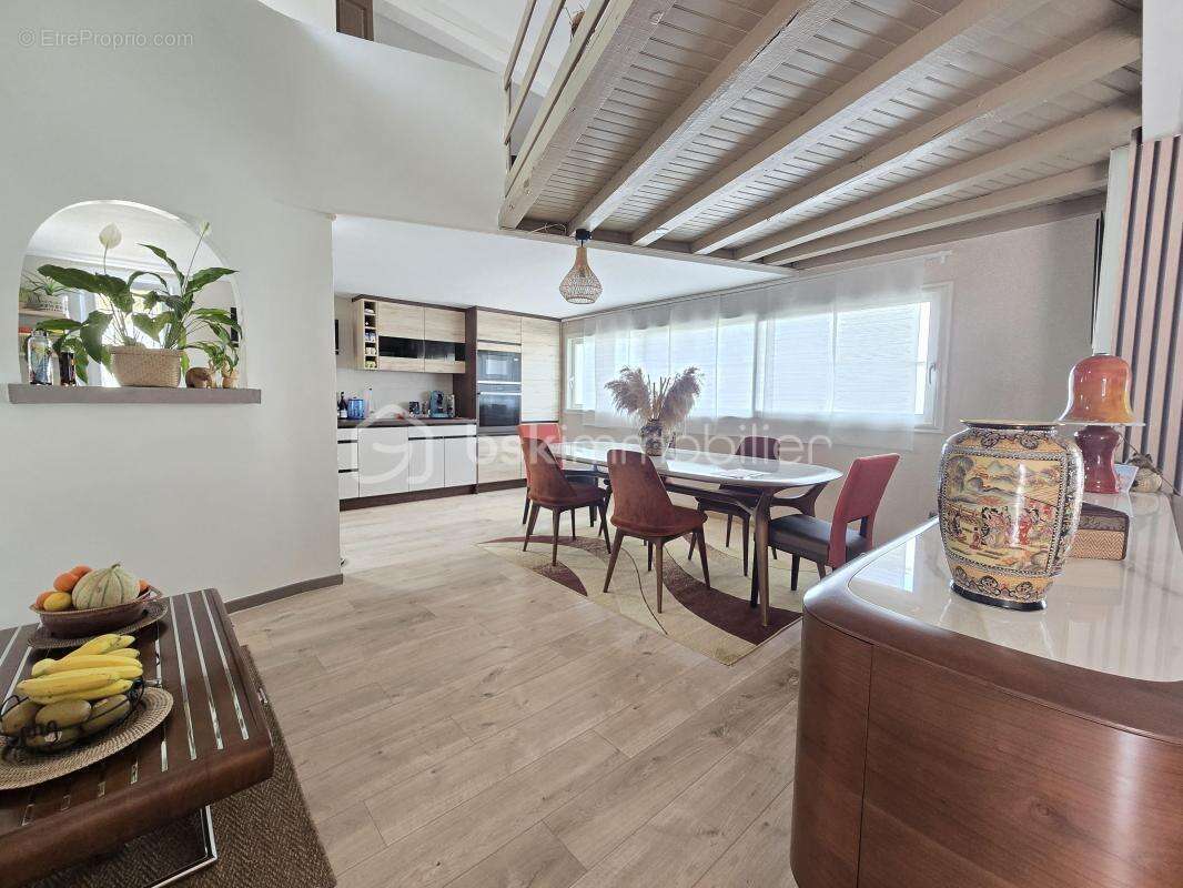 Maison à VIC-LA-GARDIOLE