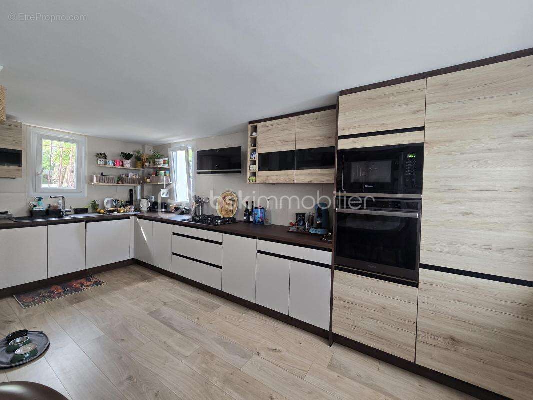 Maison à VIC-LA-GARDIOLE