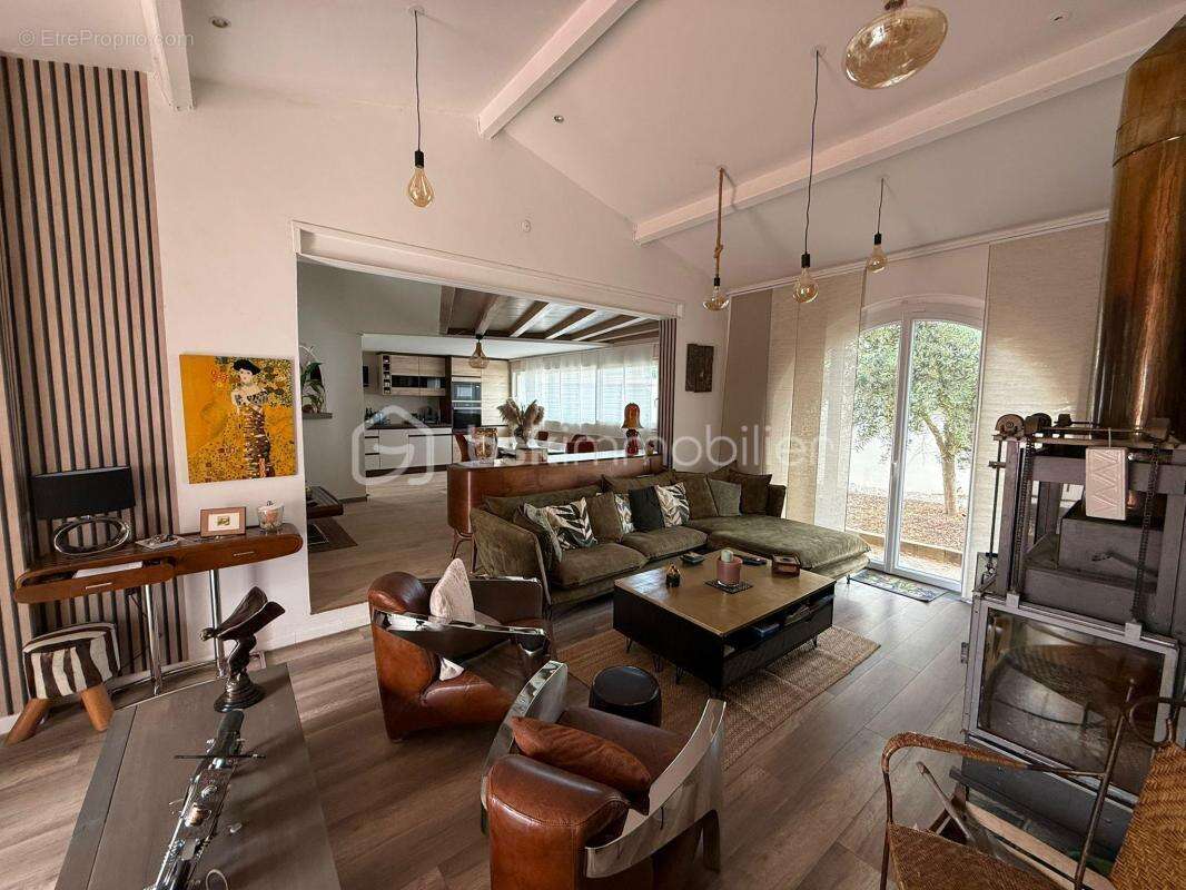 Maison à VIC-LA-GARDIOLE