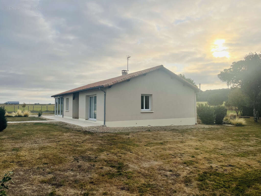 Maison à NIEUIL-L&#039;ESPOIR