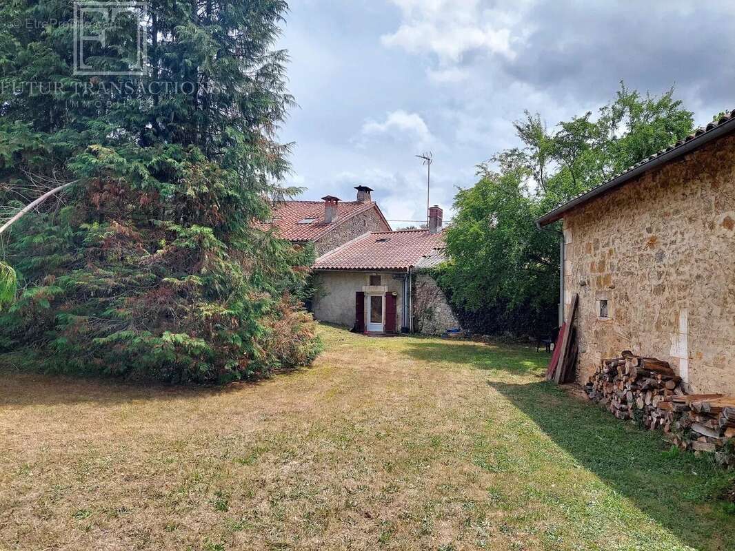 Maison à SAINT-FRONT-LA-RIVIERE