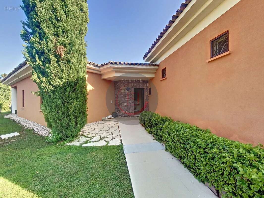 Maison à MANDELIEU-LA-NAPOULE