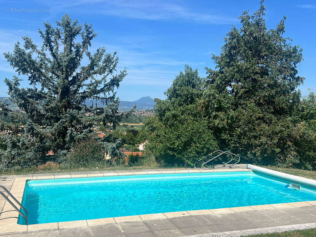 Maison à PERIGNAT-SUR-ALLIER