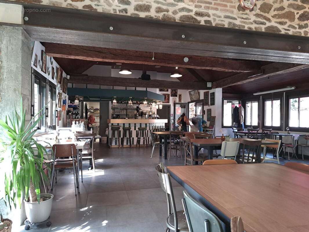 Photo 4 - Commerce à SAINT-BERTHEVIN