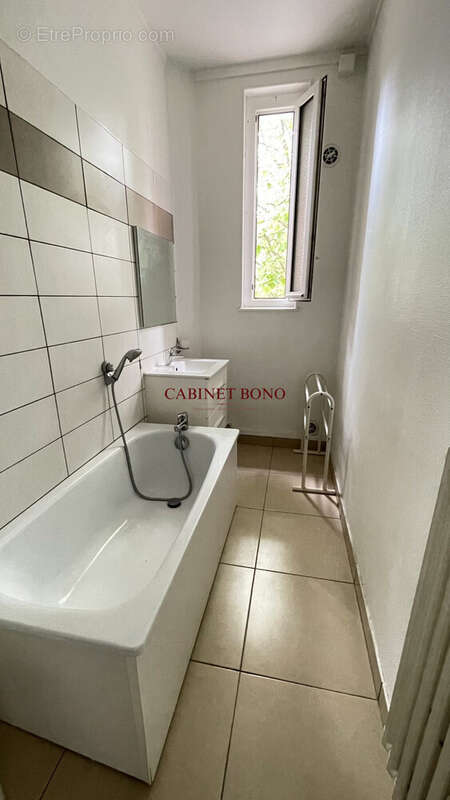 Salle de bain 1er  - Maison à CHAUNY