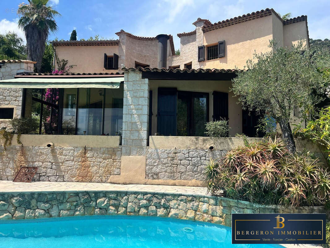 vue de la grande piscine - Maison à CABRIS