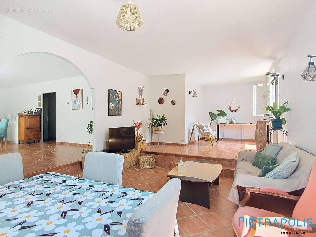 Maison à SAINT-HILAIRE-DE-BEAUVOIR