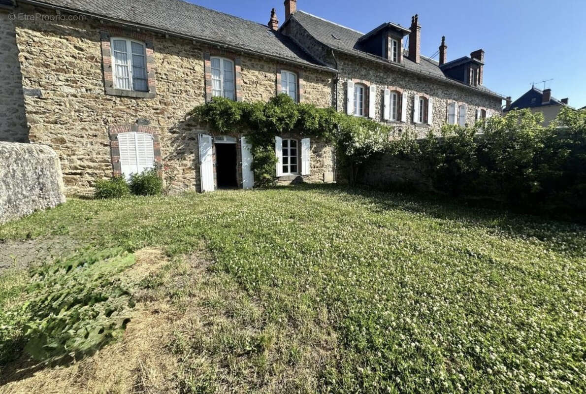 Maison à RUYNES-EN-MARGERIDE