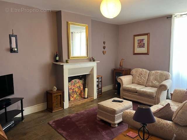 Maison à LES SALLES-LAVAUGUYON