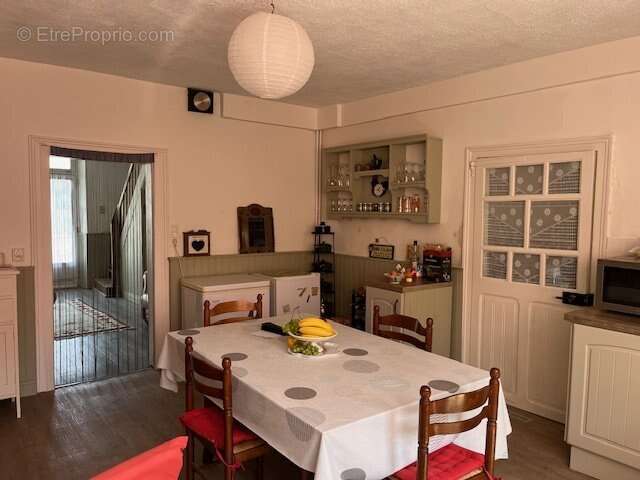 Maison à LES SALLES-LAVAUGUYON