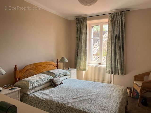 Maison à LES SALLES-LAVAUGUYON