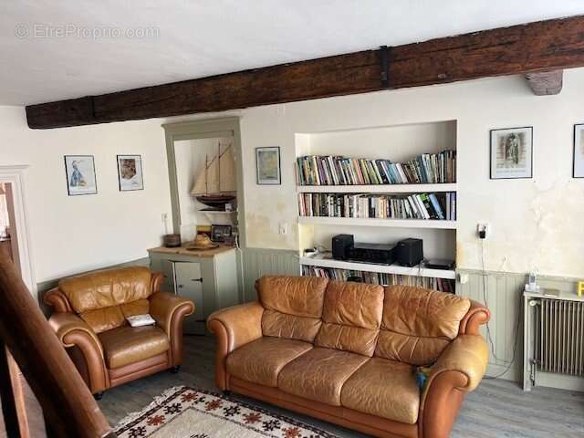 Maison à LES SALLES-LAVAUGUYON