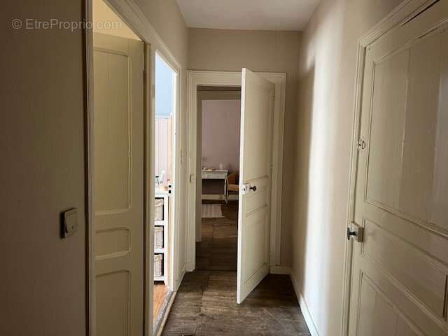 Maison à LES SALLES-LAVAUGUYON