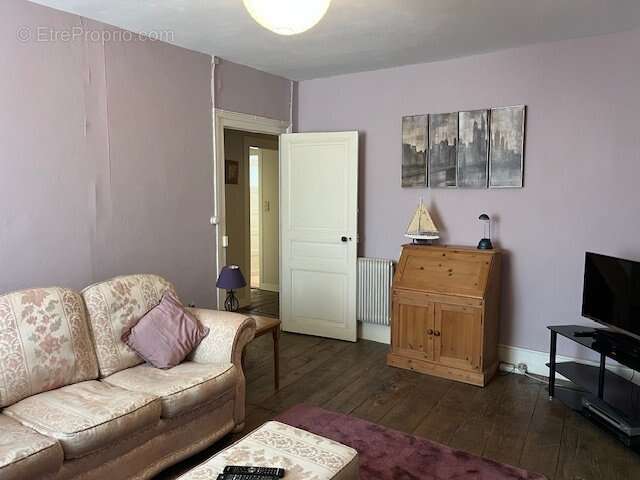 Maison à LES SALLES-LAVAUGUYON