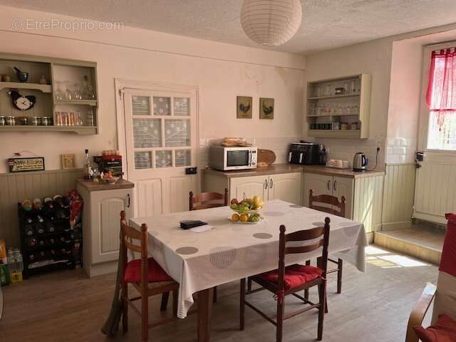 Maison à LES SALLES-LAVAUGUYON