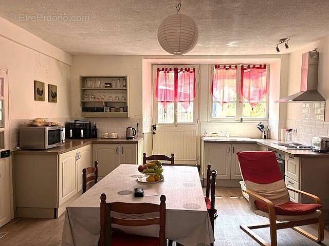 Maison à LES SALLES-LAVAUGUYON