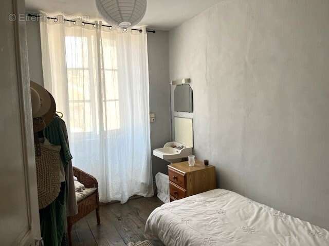 Maison à LES SALLES-LAVAUGUYON