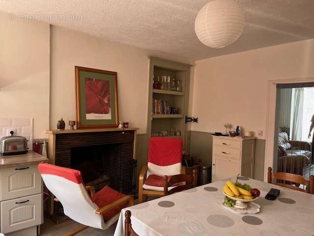 Maison à LES SALLES-LAVAUGUYON