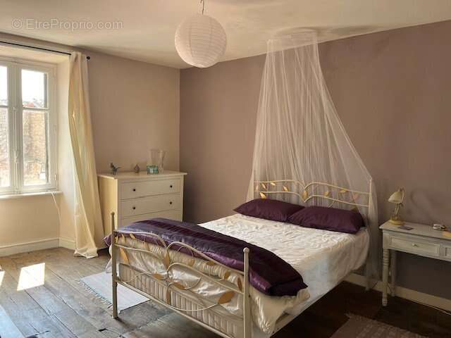 Maison à LES SALLES-LAVAUGUYON