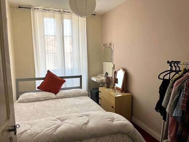 Maison à LES SALLES-LAVAUGUYON