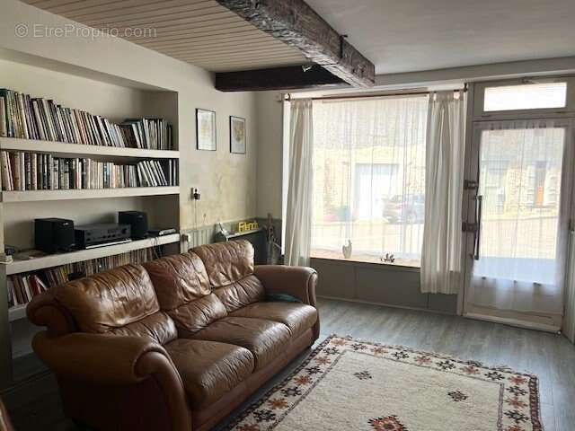 Maison à LES SALLES-LAVAUGUYON